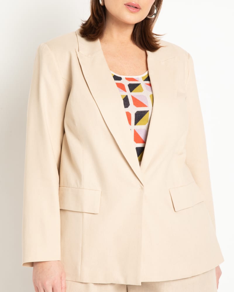 Front of a model wearing a size 16 Long Relaxed Linen Blazer in Irish Cream by ELOQUII. | dia_product_style_image_id:292825